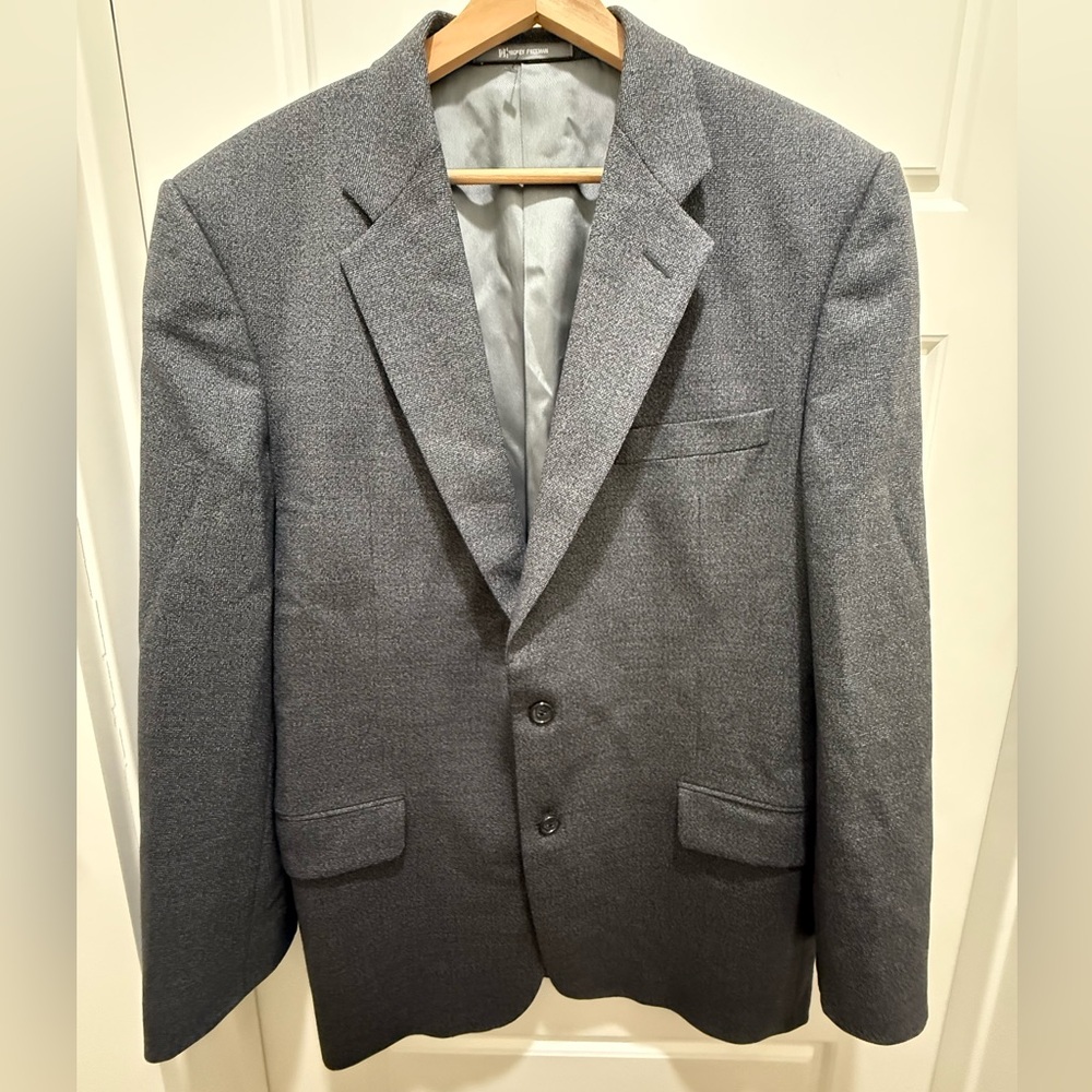 Hickey Freeman. Men’s Sportscoat. Gray Speckled Nailhead. Size 42R.